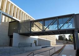 El nuevo aulario está en la parte de atrás de la actual facultad, sita en el campus de Cartuja. :: P. UGR/