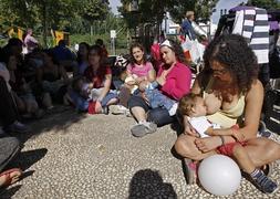 Mujeres dan de mamar a sus hijos en público en un acto de la asociación Mamilactancia de Granada. :: G. MOLERO/