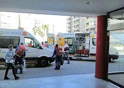 Efectivos del 061 estabilizaron al paciente y lo trasladaron al Hospital de Torrecárdenas. :: IDEAL/