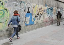 Uno de los grafitis es una especie de ballena de color azul. :: ALFREDO AGUILAR/