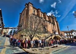 Los vecinos de Íllora abrazan su iglesia, una de las muchas actividades promovidas. :: FRAN DÍAZ/