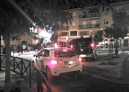 El coche de la Policía Local, a la derecha, que intervino en el desalojo de la discoteca. :: J. F. B./