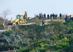 Una máquina excavadora 'ciega' los accesos a las cuevas del Cerro de San Miguel, el pasado marzo :: A. A./