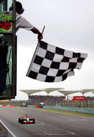 BANDERAZO. El español de McLaren cruza la línea de llegada tras haberlo hecho ya Raikkonen. /EFE/