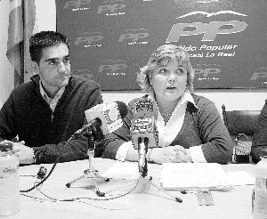 RUEDA DE PRENSA PP. Los concejales Natalia Gálvez y Marino Aguilera en la sede del partido. /S. C./