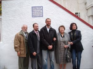 El alcalde (en el centro), con familiares y amigos del artista. /R. V./