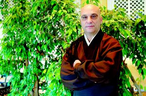 MAESTRO. Dokushó Villalba, ayer en Granada. / GONZÁLEZ MOLERO/