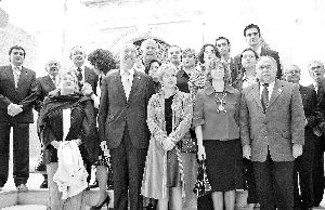 CORPORACIONES. Miembros de ambas corporaciones municipales posaron cerca de la Capilla del Deán. /S. C./