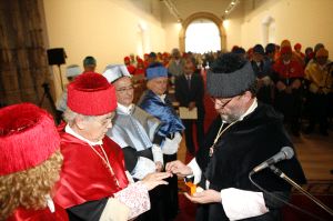 ACTO ACADÉMICO. Lodeiro les impuso a cada uno los atributos de Honoris Causa. / RAMÓN L. PÉREZ/