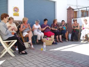 Mujeres de varios países celebran el Día Mundial de Tejer