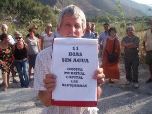 MANIFESTACIÓN. Un vecino con un cartel de protesta. /R. VÍLCHEZ/