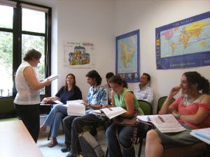 Una profesora dando clase a un grupo de alumnos del Centro de Lenguas Modernas. / IDEAL/