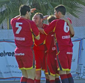 VETERANÍA. Torres, en el centro, recibe la felicitación de sus antiguos compañeros en Mengíbar. /IDEAL/