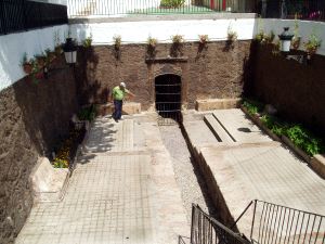 SECA. El administrador señala el cauce del agua, seco desde hace ya varios días. /L. MONTALVO/