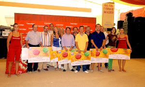 PREMIADOS. Las cuatro casetas ganadoras recogieron su premio. / ENRIQUE/
