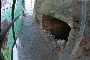 DE SORPRESA EN SORPRESA. Hueco de entrada al refugio y, a la derecha, aspecto interior del espacio descubierto. /TORCUATO FANDILA/