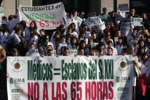 Casi 600 médicos y universitarios se manifiestan contra las 65 horas