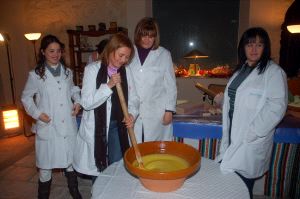 El jabón, consistente y perfumado, se elabora de forma totalmente artesanal. / CHAPA/