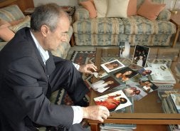 Beppino Englaro, padre de Eluana, muestra en su casa de Lecco imágenes de su hija antes de la tragedia./ AP/
