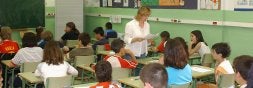 Alumnos atienden a una profesora en un aula, en una imagen de archivo. /IDEAL/