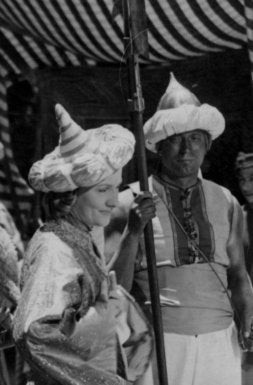 Joan Fontaine, en la película 'Tres historias de amor', dirigida por Hugo Fregonese en 1952. / IDEAL La directora del Patronato de la Alhambra, Mar Villafranca, presentó ayer el ciclo de cine. / GONZÁLEZ MOLERO/
