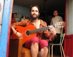 Víctor Iniesta, con su inseparable guitarra. / IDEAL/