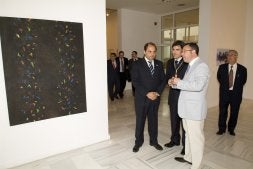 El alcalde de Santa Fe junto a las autoridades, en el Instituto de América. /A. M./