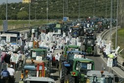 Tractorada de olivareros llevada a cabo por UPA-Jaén. /IDEAL/