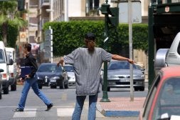 Un 'gorrilla' indica a un conductor dónde puede aparcar su vehículo. / IDEAL/