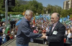 Javier Arenas y Cristóbal Montoro se saludan en la concentración 'Por el empleo y en defensa del olivar', ayer en el Parque/EFE/