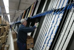 Un operario reparte medicamentos en las estanterias del almacén de Hefagra./ RAMÓN L. PÉREZ/
