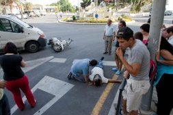 El motorista en el suelo, minutos después del accidente. /ALFREDO AGUILAR/