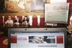 Both, Gómez Oliver y Matarán con la imagen de la web de la candidatura./ UGR/