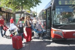 El uso del transporte público mejoraría el tráfico urbano. /IDEAL/