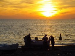 Puesta de sol sobre el mar de La Rábita en un atardecer veraniego. /RAFAEL GAN/