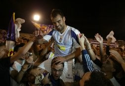 El jugador fue sacado a hombros tras eliminar a la Ponferradina en el play off. /IDEAL/