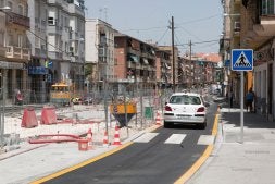 Imagen de los dos carriles para vehículos abiertos en Maracena después de dos años de obras y cierre de comercios que no lo han podido aguantar. /ALFREDO AGUILAR/