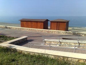 Playa de Balanegra, en el municipio de Berja, que cuenta con accesos adaptados para personas con movilidad reducida. / IDEAL/