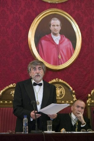 José García Román, en un acto de la Academia. / IDEAL/