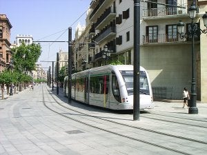 Las catenarias han suscitado enorme controversia en el metrocentro de Sevilla. / IDEAL/