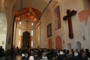 La iglesia completamente llena de fieles./