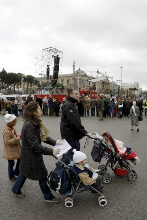 Una pareja y sus hijos se dirigen a una manifestación por la familia cristiana. / AGENCIAS/