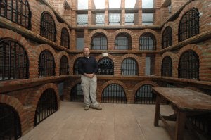 El enólogo Francisco Molina junto a los nichos de la bodega. /R.VÍLCHEZ/