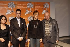 David Rey posa con Marta Nievas, concejala de Cultura, y Antonio Carvajal. :: RAMÓN L. PÉREZ/