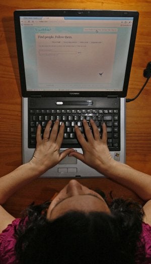 Joven conectada a internet a través de un portátil. :: IDEAL/