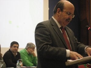 Francisco Reyes, al fondo, sigue atento el discurso de despedida de Gaspar Zarrías. :: J. E P./