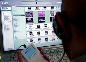 Un joven descarga música desde Internet a un reproductor de MP3. :: AFP/