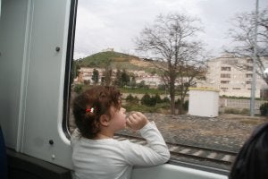 Julia, de tres años, recibió su bautismo ferroviario con la curiosidad de quien nunca ha subido a un tren. :: R. U./