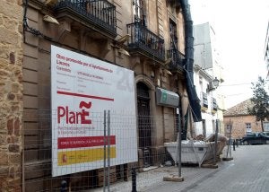 Las mejoras en la Escuela de Idiomas, que se iniciaron el pasado año, se encuentran sin concluir. :: ENRIQUE/