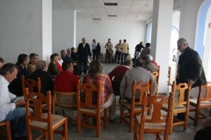 Los vecinos de las comunidades afectadas reunidos con representantes del Puerto. :: J. M. DE HARO/